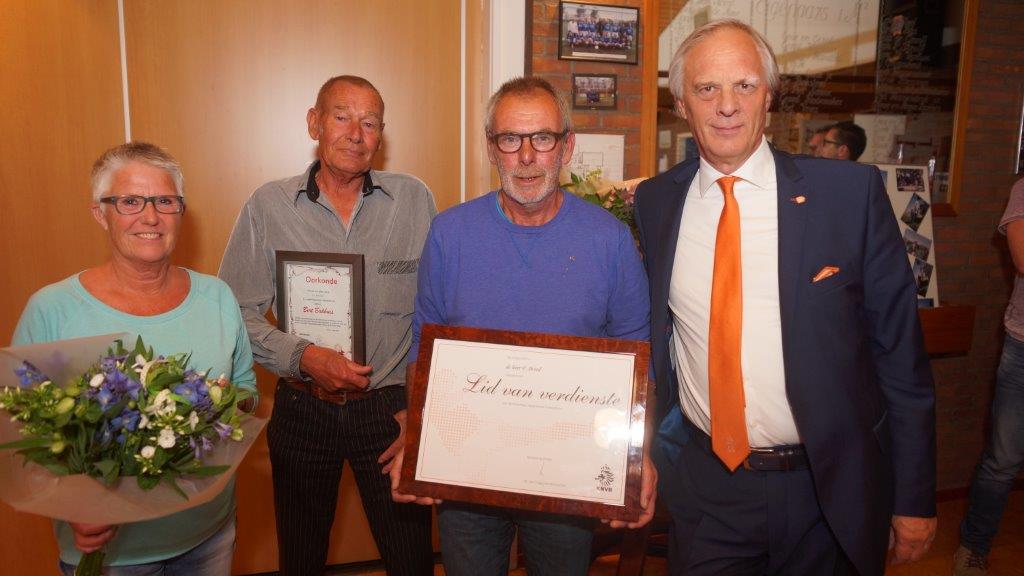 Pettemer toppers ontvangen onderscheiding.