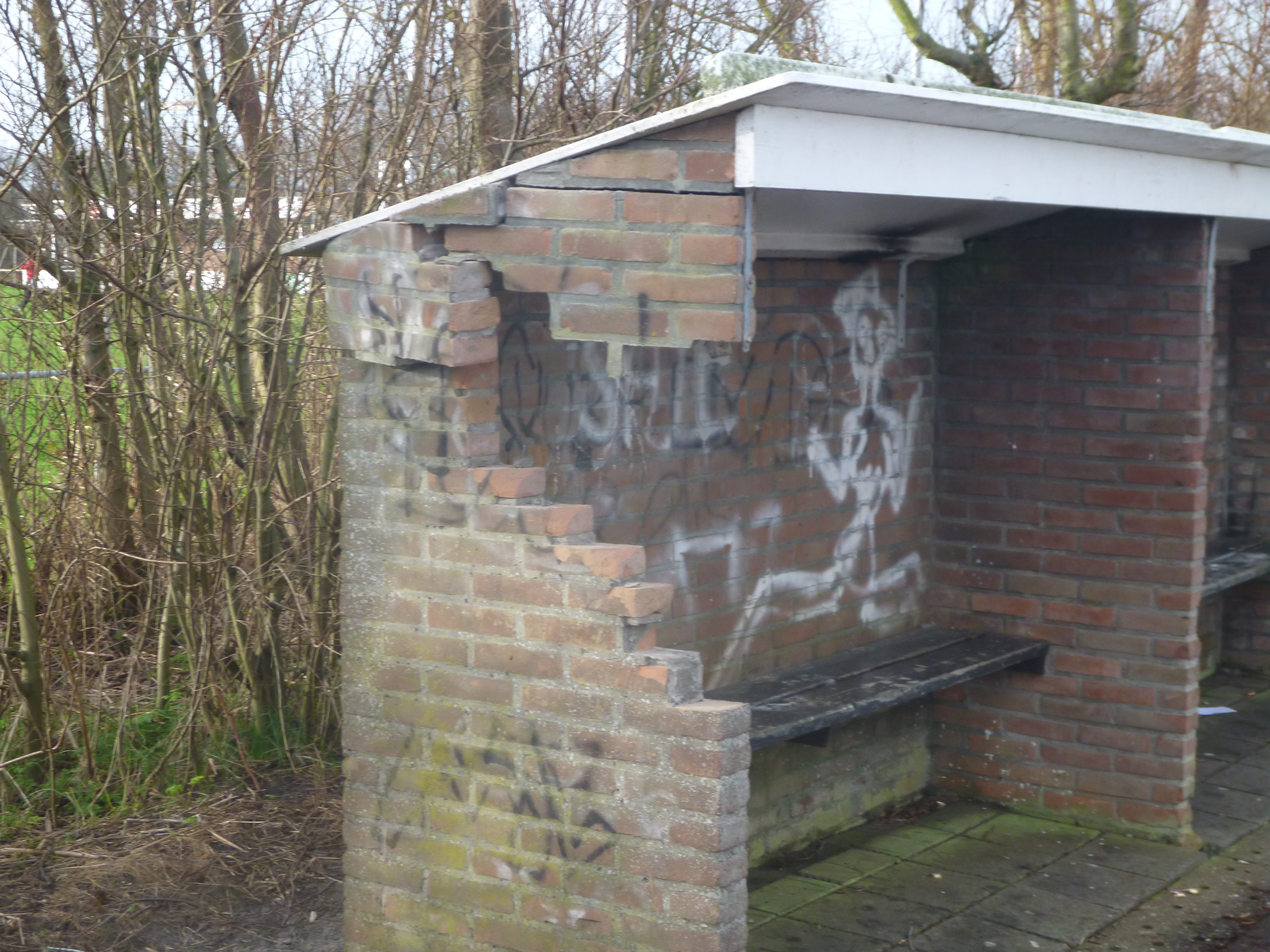 Dug-out handbal vernield.