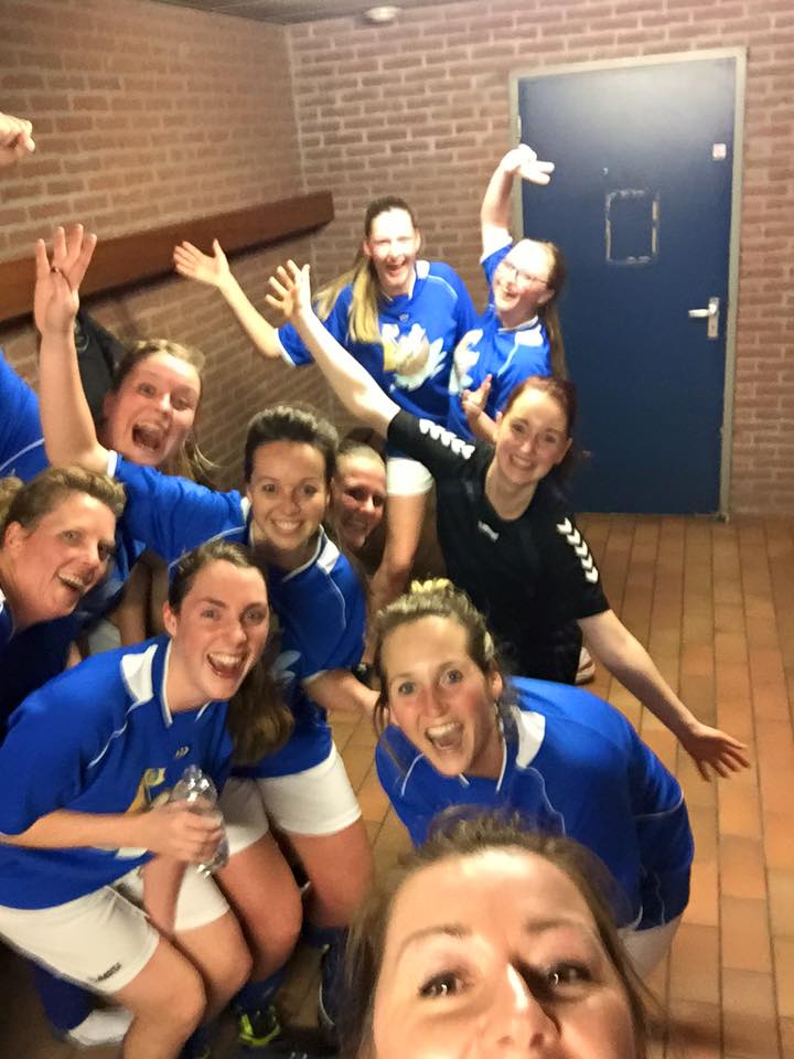 Handbaldames verslaan koploper Hollandia T